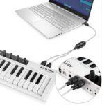 Cable MIDI/USB avec pilote intégré et indicateurs d'activité MIDI pour chaque port.